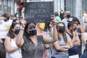 Varias personas participan en una concentración feminista en la Plaza de la Candelaria en repulsa por "todos los feminicidios", a 11 de junio de 2021, en Santa Cruz de Tenerife, Tenerife - Europa Press