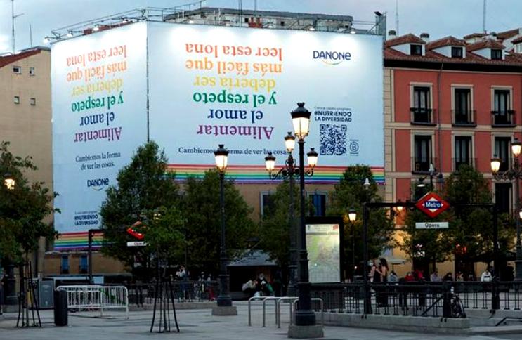 Lona que Danone ha desplegado en la plaza de Ópera de Madrid con motivo de la iniciativa '#NutriendoLaDiversidad’