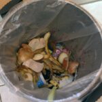 Comida en el cubo de la basura