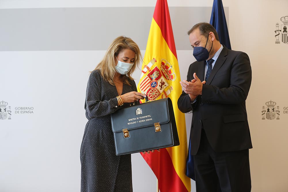 La nueva ministra de Transportes, Movilidad y Agenda Urbana, Raquel Sánchez, recibe la cartera ministerial de su predecesor, José Luis Ábalos, en la sede ministerial, a 12 de julio de 2021, en Madrid (España). El traspaso de carteras se efectúa después de - Isabel Infantes - Europa Press