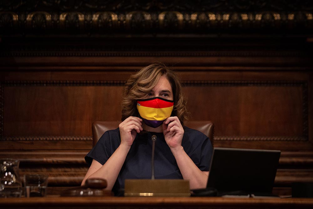 La alcaldesa de Barcelona, Ada Colau, con una mascarilla de la bandera republicana