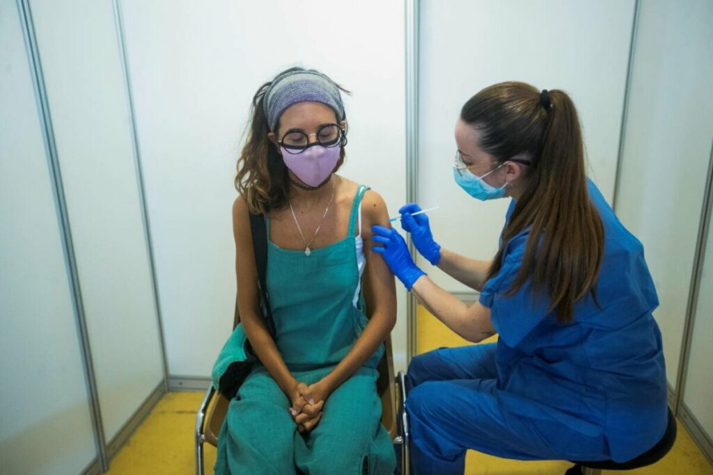 Una profesional sanitaria realiza su trabajo en el centro de vacunación masiva instalado en la Fira de Cornellà (Barcelona). / EFE/Marta Pérez