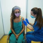 Una profesional sanitaria realiza su trabajo en el centro de vacunación masiva instalado en la Fira de Cornellà (Barcelona). / EFE/Marta Pérez