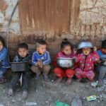 Niños palestinos esperan para recibir comidas benéficas en el barrio de Al Zaitún, en el este de la ciudad de Gaza / Foto: Rizek Abdeljawaf - Xinuha News - Contacophoto