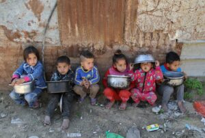 Niños palestinos esperan para recibir comidas benéficas en el barrio de Al Zaitún, en el este de la ciudad de Gaza - RIZEK ABDELJAWAD / XINHUA NEWS / CONTACTOPHOTO
