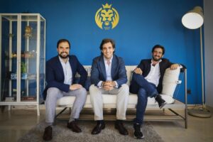 Pedro Belaunzarán, director de patrocinios de MAD Lions, Jorge Schnura, cofundador y presidente de MAD Lions y vicepresidente de OverActive, Ricardo Gómez-Acebo, director financiero. - MAD LIONS