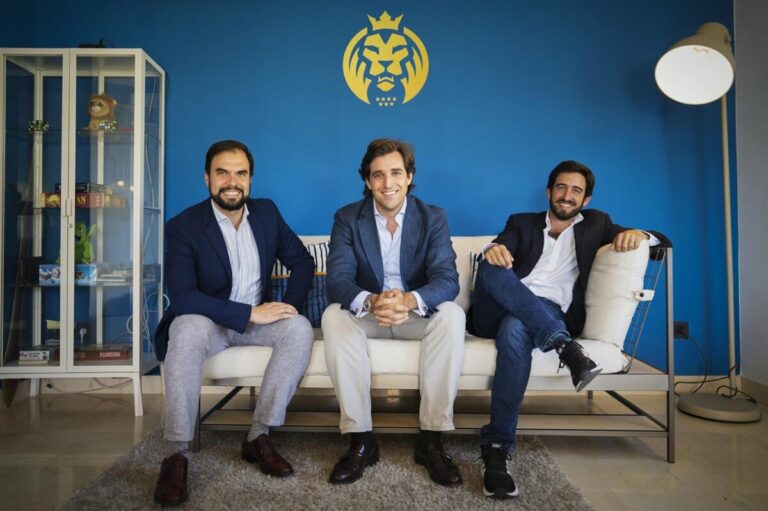 Pedro Belaunzarán, director de patrocinios de MAD Lions, Jorge Schnura, cofundador y presidente de MAD Lions y vicepresidente de OverActive, Ricardo Gómez-Acebo, director financiero. - MAD LIONS