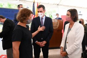 El presidente del Gobierno, Pedro Sánchez, con la ministra de Industria, Reyes Maroto. - MONCLOA