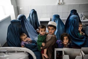 Archivo - Mujeres afganas con sus hijos en un hospital de MSF en Lashkar Gah. - KADIR VAN LOHUIZEN/MSF - Archivo