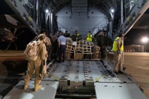 Militares se preparan para subir a uno de los dos aviones A400M de las Fuerzas Armadas que procederán a la evacuación de españoles de Afganistán - Moncloa/Álvaro López