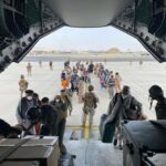 Un grupo de repatriados españoles sube al avión A400M enviado por el Gobierno de España para evacuarlos de Kabul - Ministerio de Defensa
