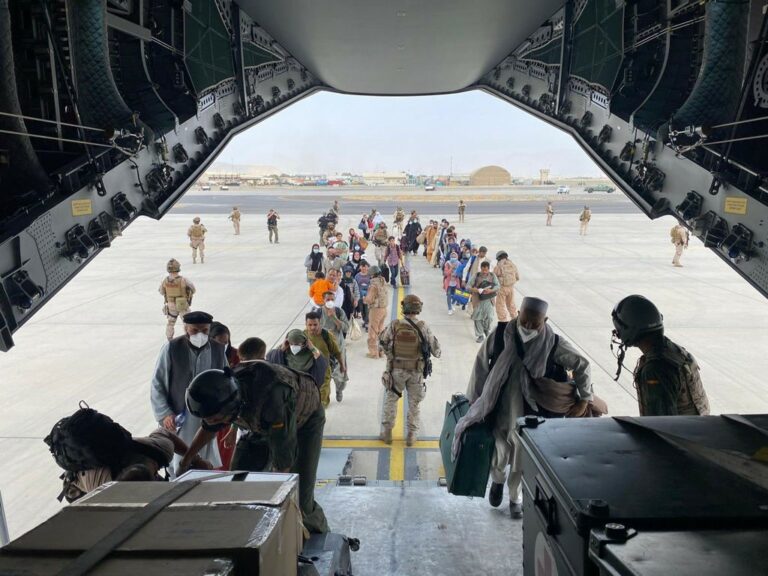 Un grupo de repatriados españoles sube al avión A400M enviado por el Gobierno de España para evacuarlos de Kabul - Ministerio de Defensa