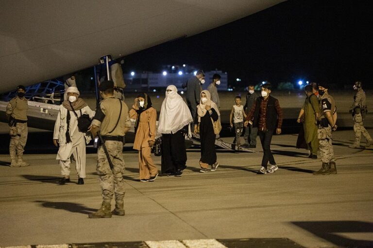 Varias personas repatriadas llegan a la pista tras bajarse del avión A400M en el que ha sido evacuados de Kabul, a 19 de agosto de 2021 - Alejandro Martínez Vélez - Europa Press