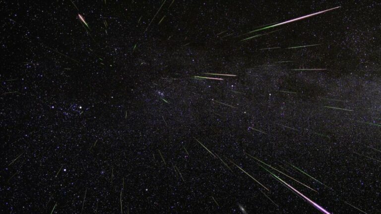La lluvia de perseidas parecen provenir de la constelación de Perseo, de ahí su nombre. Imagen tomada en distintos tiempos (time-lapse). / NASA/JPL