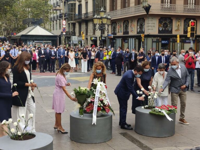 Representantes institucionales participan en la ofrenda floral en recuerdo a las víctimas del atentado del 17 de agosto de 2017 | Foto: ERC