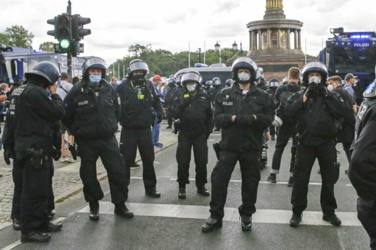 La Policia alemana custodia la Columna de la Victoria ante una nueva protesta contra las restricciones en Berlín - Carsten Koall/dpa