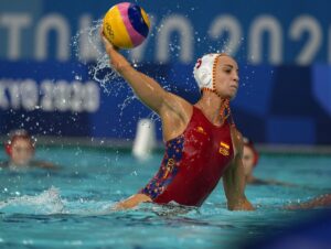 La jugadora española Anni Espar en un partido de la selección española femenina de waterpolo en los Juegos Olímpicos de Tokyo 2020 - COE