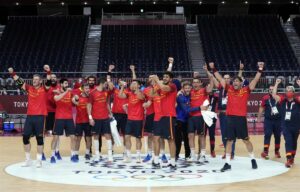 Los jugadores de la selección española de balonmano celebra una victoria en los Juegos Olímpicos de Tokio - COE