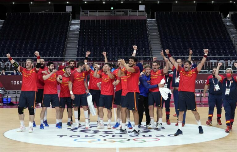 Los jugadores de la selección española de balonmano celebra una victoria en los Juegos Olímpicos de Tokio - COE