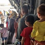 Afganos evacuados en el segundo avión de repatriación fletado por España / Foto: Ministerio de Defensa