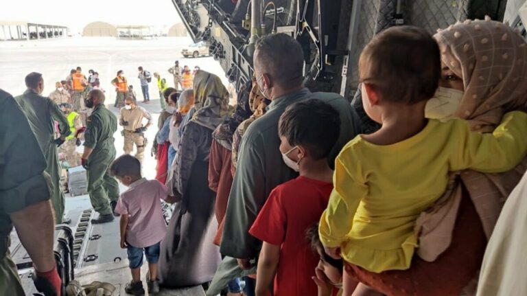 Afganos evacuados en el segundo avión de repatriación fletado por España / Foto: Ministerio de Defensa