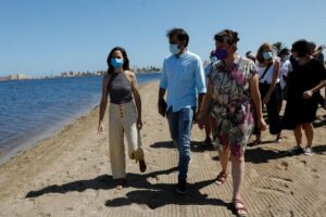 La ministra de Derechos Sociales y Agenda 2030, Ione Belarra, visita el Mar Menor, tras el último episodio de contaminación en la laguna salada. - EDUARDO BOTELLA/EUROPA PRESS