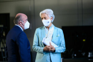 La presidenta del BCE, Christine Lagarde, y el vicepresidente, Luis de Guindos