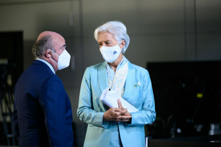 La presidenta del BCE, Christine Lagarde, y el vicepresidente, Luis de Guindos