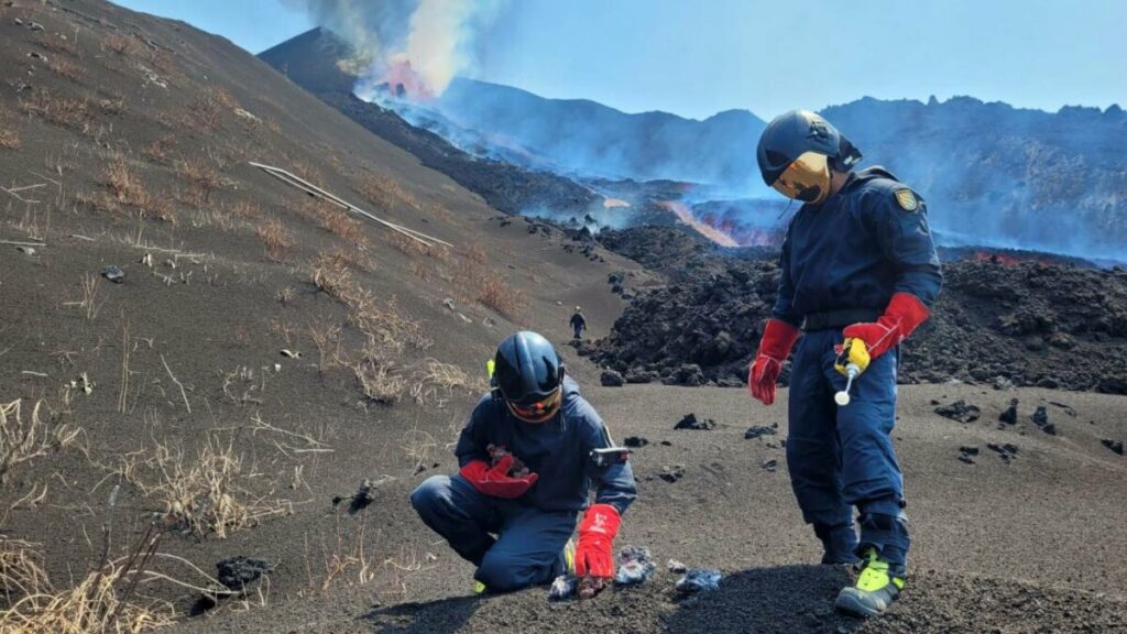 Investigadores del Instituto Geológico y Minero de España tomando muestras de escoria, lava y temperatura (superior a 800 °C en ese momento) sobre la parte superior de la colada norte. / IGME-CSIC