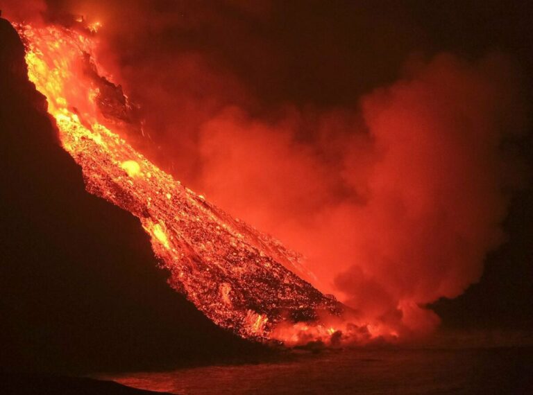 La colada de lava que emerge de la erupción volcánica de La Palma llegó anoche al mar en una zona de acantilados situados en las cercanías de la playa El Guirre, en Tazacorte. / EFE/Ángel Medina