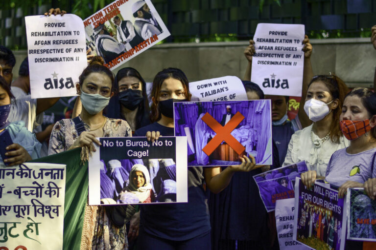 Mujeres y activistas de la sociedad civil afganas en las calles Kabul / Manish Rajput | Sopa Images/SOPA / DPA