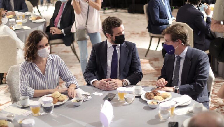 La presidenta de la Comunidad de Madrid, Isabel Díaz Ayuso; el presidente del PP, Pablo Casado, y el alcalde de Madrid, José Luis Martínez-Almeida, conversan durante un desayuno informativo del Fórum Europa, a 7 de septiembre de 2021, en Madrid. - Eduardo Parra - Europa Press