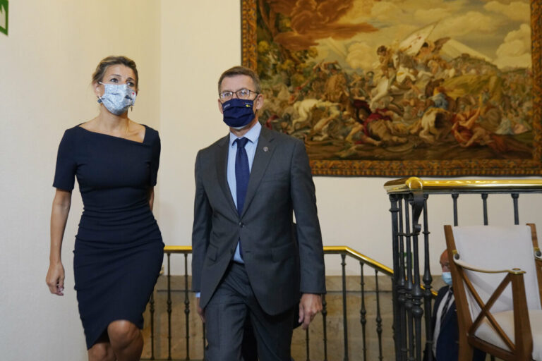 El presidente de la Xunta, Alberto Núñez Feijóo, y la vicepresidenta segunda del Gobierno y ministra de Trabajo, Yolanda Díaz, a su llegada una reunión entre ambos, a 17 de septiembre de 2021, en Santiago de Compostela. - Álvaro Ballesteros - Europa Press