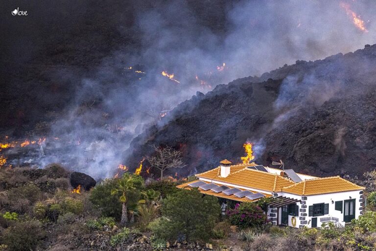 Una casa en mitad de la lava del volcán de La Palma queda a salvo de ser destrozada por la lava en la zona de El Paraíso, - Equipo I Love The World