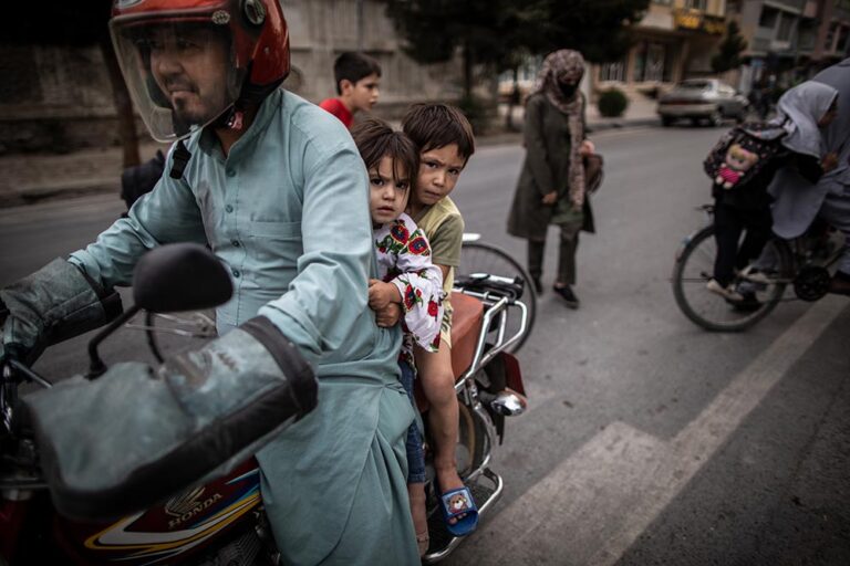 Un hombre afgano junto a dos niños en Kabul. - Oliver Weiken/dpa
