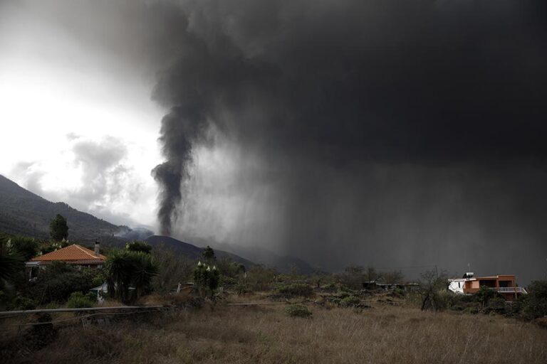 La nube de ceniza y dióxido de azufre que expulsa el volcán de La Palma, desde el núcleo urbano de Tacande, en el municipio de El Paso, La Palma, a 22 de septiembre de 2021, en La Palma, Santa Cruz de Tenerife, Islas Canarias, (España). Las primeras simul - Kike Rincón - Europa Press