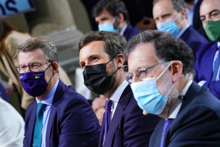 El presidente de la Xunta, Alberto Núñez Feijóo; el líder del PP, Pablo Casado; y el expresidente Rajoy, en la Convención Nacional del PP celebrada en Santiago de Compostela, a 27 de septiembre de 2021, en Santiago de Compostela, Galicia, (España). - Álvaro Ballesteros - Europa Press