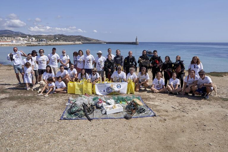 Andalucía. Cádiz. Tarifa. Foto De Grupo De Los Voluntarios Que Han Participado En La Limpieza De Fondos Marinos En La Playa Chica De La Isla De Tarifa. Foto: Gogo Lobato. - GOGO LOBATO