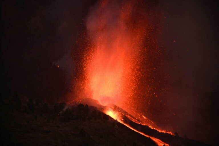 Anoche, tras la erupción del volcán de Cumbre Vieja en la isla canaria de La Palma. / Miguel Calero/ EFE