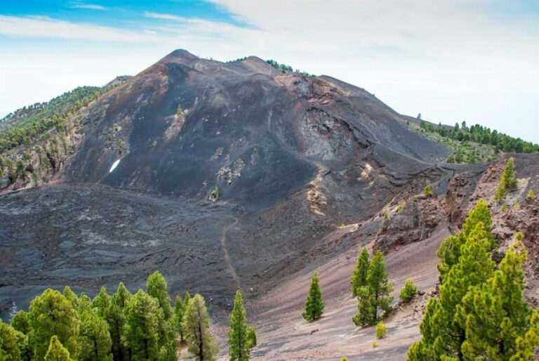 Imagen del cráter Duraznero, en el volcán San Juan, dentro de la Cumbre Vieja de La Palma. / EFE /Miguel Calero.