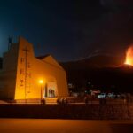 La erupción que comenzó el domingo 19 de septiembre en La Palma continúa su actividad. El volcán fotografiado de madrugada desde el municipio de El Paso. EFE/ Carlos De Saá