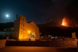 La erupción que comenzó el domingo 19 de septiembre en La Palma continúa su actividad. El volcán fotografiado de madrugada desde el municipio de El Paso. EFE/ Carlos De Saá