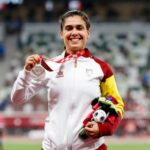 La atleta Miriam Martínez posa con su medalla de plata en lanzamiento de peso | Foto: CPE