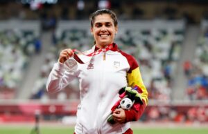 La atleta Miriam Martínez posa con su medalla de plata en lanzamiento de peso | Foto: CPE