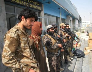 Milicianos talibán en el aeropuerto de Kabul - SAIFURAHMAN SAFI / XINHUA NEWS / CONTACTOPHOTO