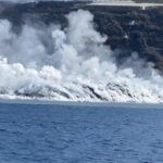 Colada de lava llegando al mar