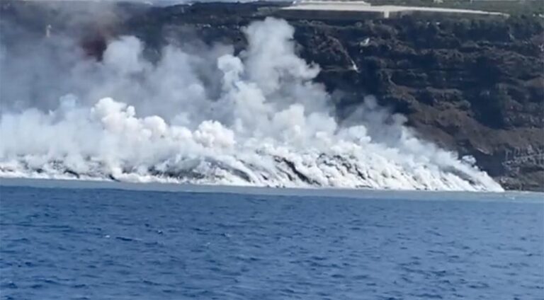 Colada de lava llegando al mar