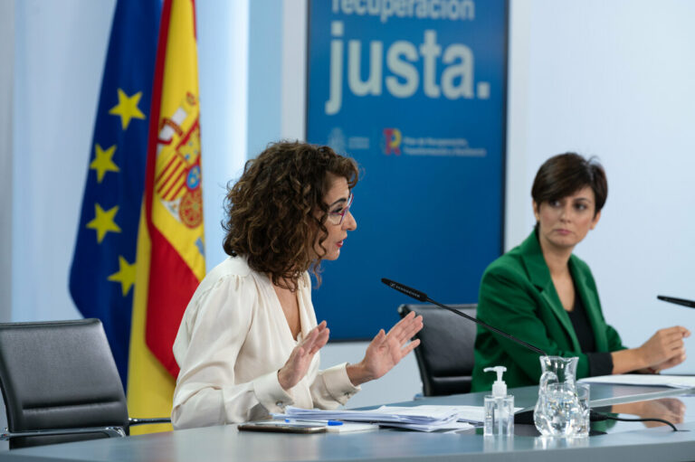 La ministra de Hacienda y Función Pública, María Jesús Montero, junto a la ministra de Política Territorial y portavoz del Gobierno, Isabel Rodríguez.