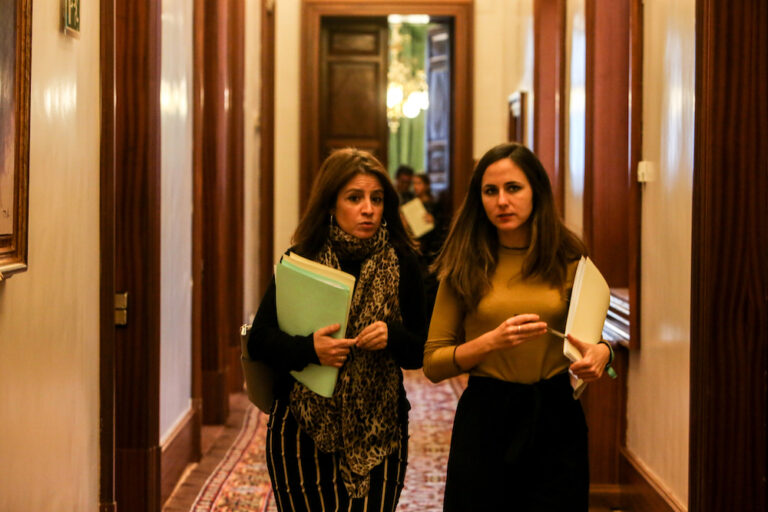 La portavoz del Grupo Socialista, Adriana Lastra, y la de Unidos Podemos, Irene Belarra / Foto: Ricardo Rubio