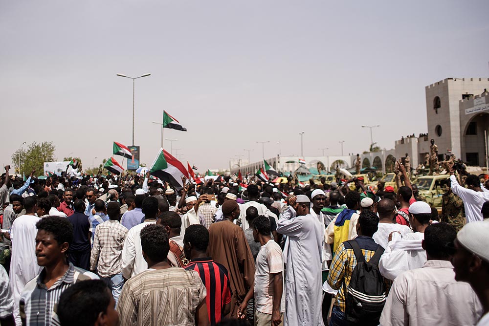 Manifestantes delante del Ministerio de Defensa de Sudán en Jartum durante una protesta en 2019 - Ala Kheir/dpa
